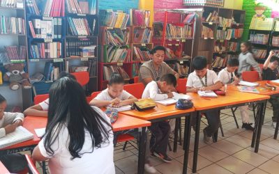 Adoptando educandos: tutoría docente para la alfabetización.